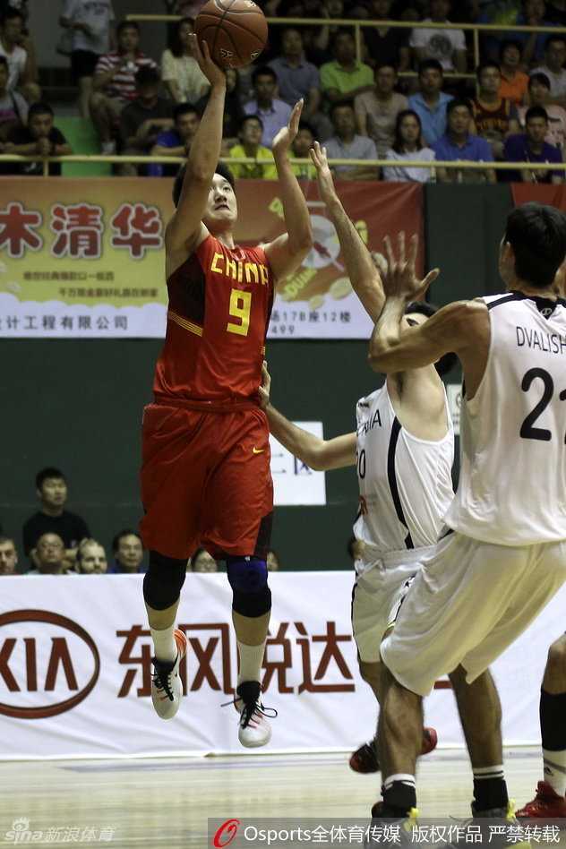 朱荣振腾空而起，单手抓球砸向篮筐，身体在空中形成一张拉满的弓，篮筐在他的重扣下发出痛苦的呻吟。