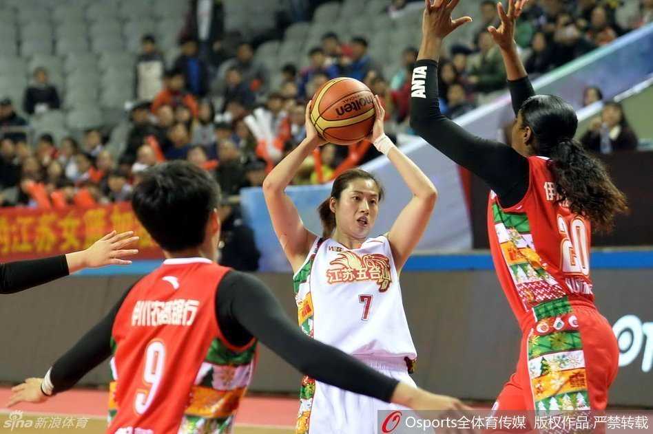 陈晓佳在重围中冷静分球，下一秒她却痛苦倒地，眼神中仍盯着篮球飞行的轨迹