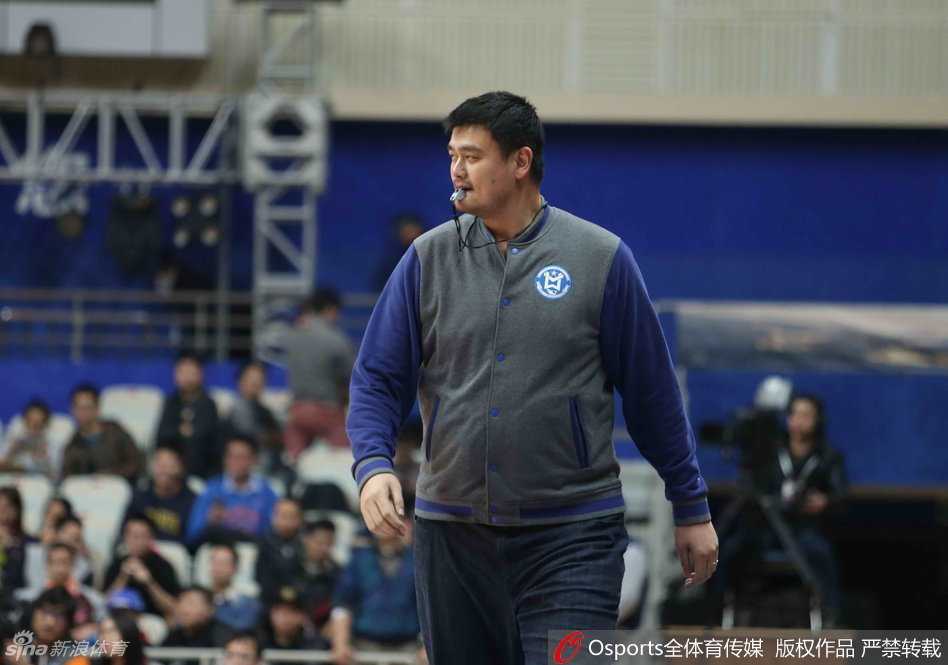 上海男篮功勋外援萨乌留斯在元老赛中持球突破，尽管已年过四十，他的身手依然矫健，仿佛昨日重现