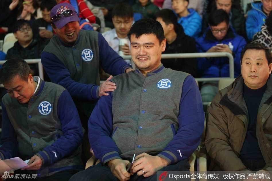 笑容满面的姚明身着裁判服亮相，昔日队友重聚让他心情格外愉悦，仿佛回到了那段青葱岁月