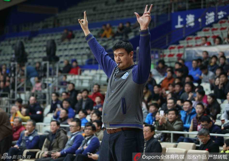 姚明与身着复古球衣的70后传奇队成员们并肩而立，留下了这张珍贵的二十周年大合影，记录下历史的一刻