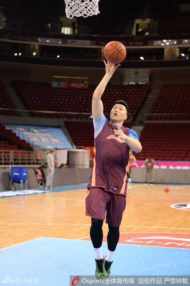 西热力江在三分线外出手投篮后自信地注视着篮筐，眼神中充满渴望胜利的火焰