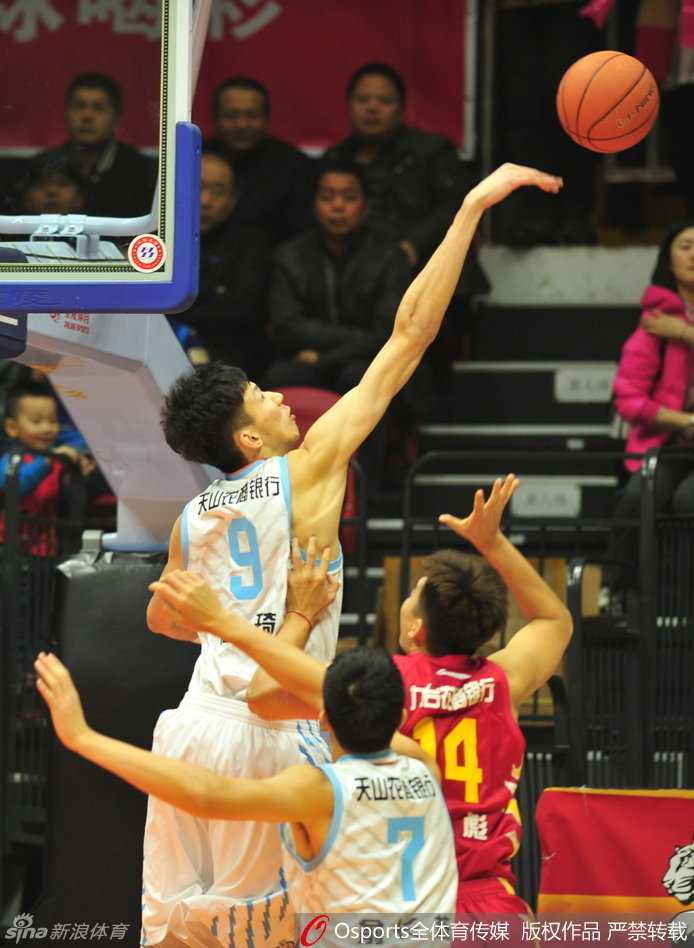 威廉姆斯空中失衡凭借超强腰腹力量将球救回，展现出惊人的平衡力