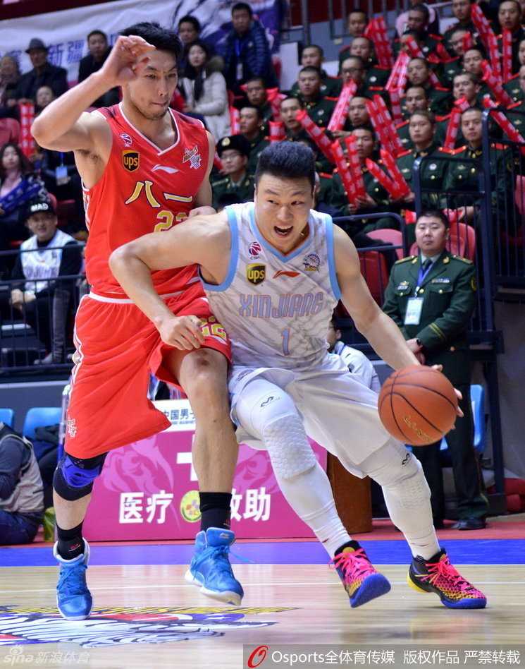 李根犹如重型战车，强突八一防线，以雷霆万钧之势完成霸气暴扣，点燃红山体育馆。