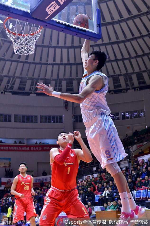 八一队阿尔斯兰如利刃出鞘，坚决突破新疆防线，面对长人林立的禁区毫无惧色，直杀篮下。