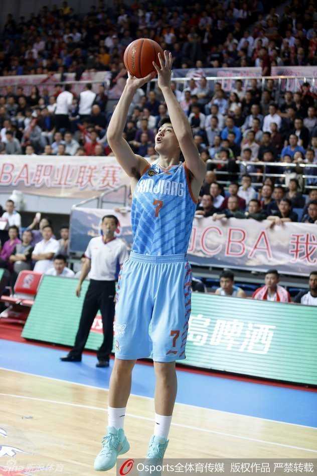 古德洛克在身体失去平衡的瞬间，依然凭借出色的腰腹力量将球抛向篮筐，整个人在空中飘逸滑翔，篮球划出一道美妙的弧线。