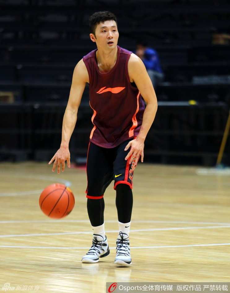 周琦张开修长的双臂，如同一道移动的长城，他敏锐地判断着进攻球员的每一个脚步，随时准备给予对手遮天蔽日的封盖。