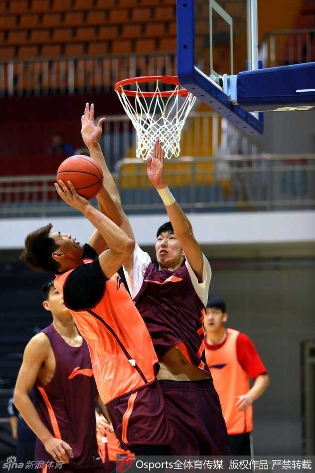 训练结束后，李根依然在加练投篮，皮球划过一道完美的弧线空心入网，夕阳透过窗棱洒在他坚毅的背影上。