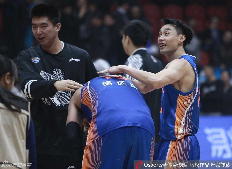 天府奇迹之夜:四川男篮横扫新疆,首度加冕总决赛王座 拼尽全力的西热力江在一次次突破中耗尽体能,最终痛苦地倒在地板上,眼神中满是不甘与落寞,他的身边是欢庆的四川队员,映衬出竞技体育的残酷。