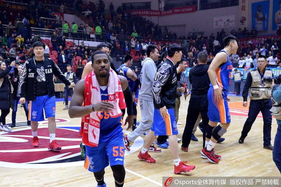 天府奇迹之夜:四川男篮横扫新疆,首度加冕总决赛王座 胜利的喜悦在空气中弥漫,老将孟达紧紧抱住巨大的哈达迪,脸上笑开了花。这位伊朗铁汉在这一刻也卸下了所有防备,享受着来自战友最真挚的拥抱。