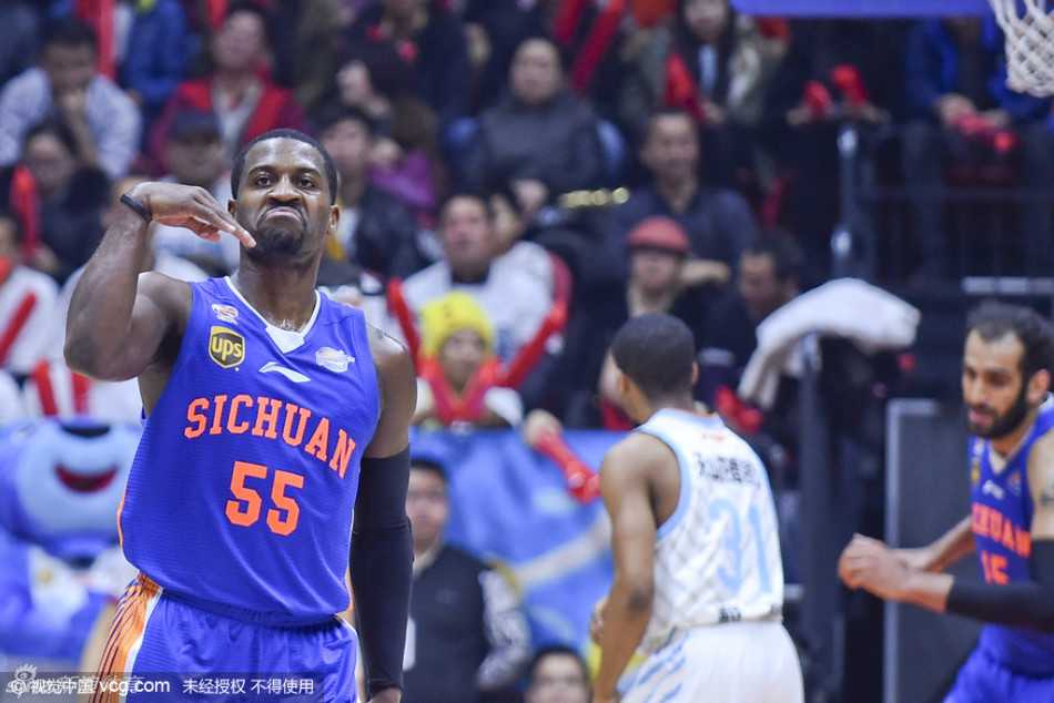 天府奇迹之夜:四川男篮横扫新疆,首度加冕总决赛王座 迈克·哈里斯在命中关键球后,张大嘴巴仰天长啸,青筋暴起,用最原始的力量嘶吼,将球队扛进总决赛的豪情尽数宣泄。