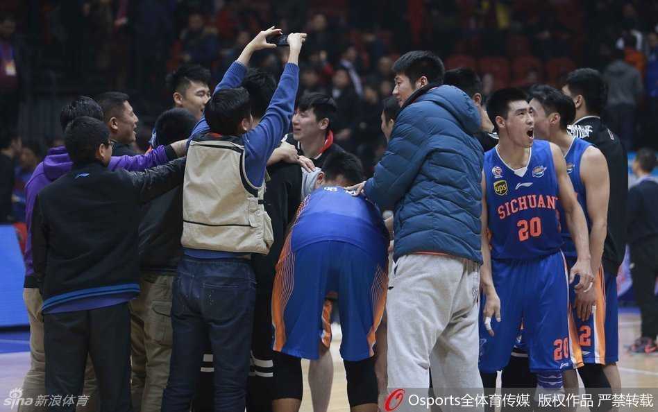 天府奇迹之夜:四川男篮横扫新疆,首度加冕总决赛王座 邓特蒙如利刃般撕开新疆防线,他急速变向突破西热力江的贴身紧逼,眼神坚毅地盯着篮筐,在这片肉搏战场中寻找着致命一击的机会。