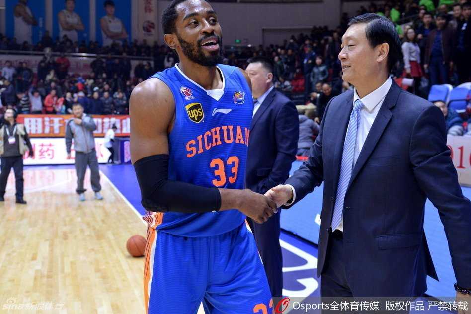 天府奇迹之夜:四川男篮横扫新疆,首度加冕总决赛王座 布拉切在进攻受阻后,面对严防无奈地双手一摊,仰天长啸发泄着心中的郁闷。这位新疆核心全场受制,眼睁睁看着球队被横扫出局,背影写满苍凉。