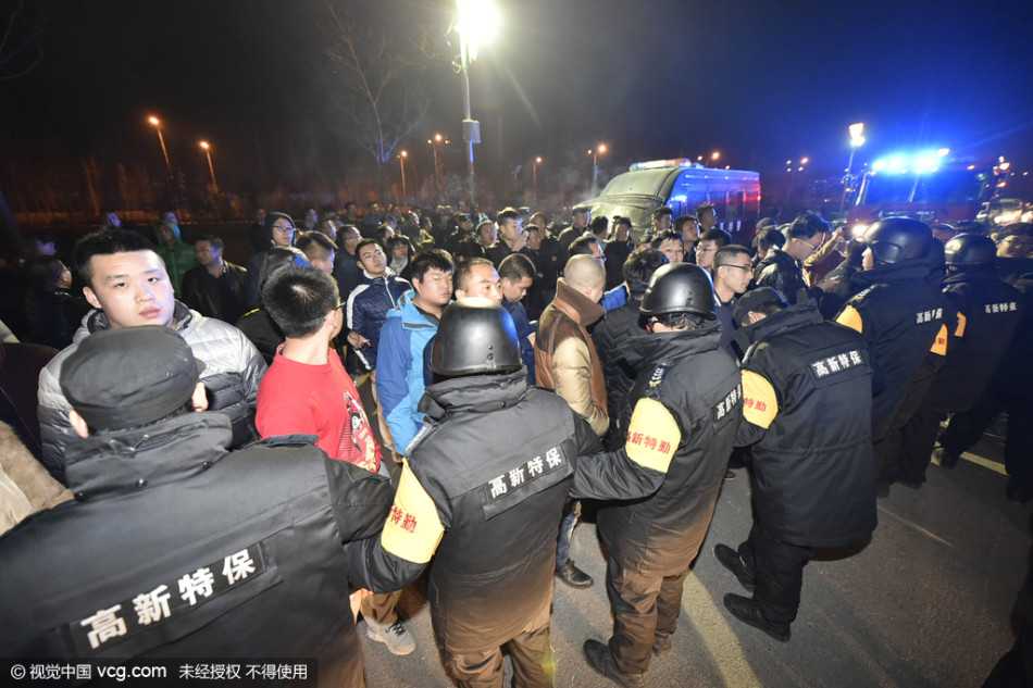 决战时刻，身着荧光黄背心的安保人员筑起一道紧密的移动长城，他们的手臂相互联结，用身体作为隔离带，将场上刚结束激烈对抗的球员与看台上情绪高昂的球迷暂时分隔在两个世界。