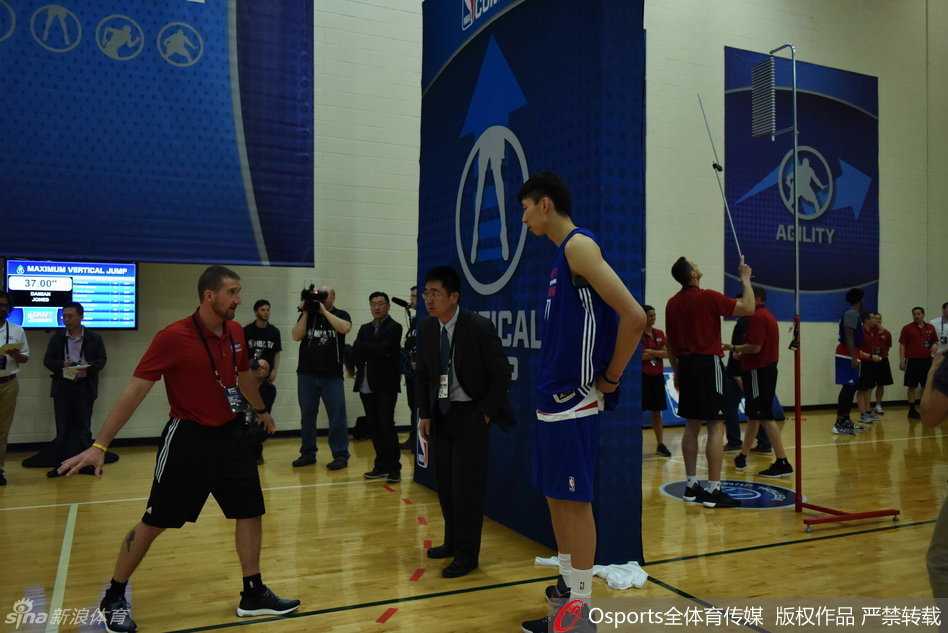 奔赴梦想之巅:周琦芝加哥联合试训全记录 在对抗投篮环节,周琦在对手的干扰下依然保持稳定,从容地完成罚篮,动作标准且自信满满。