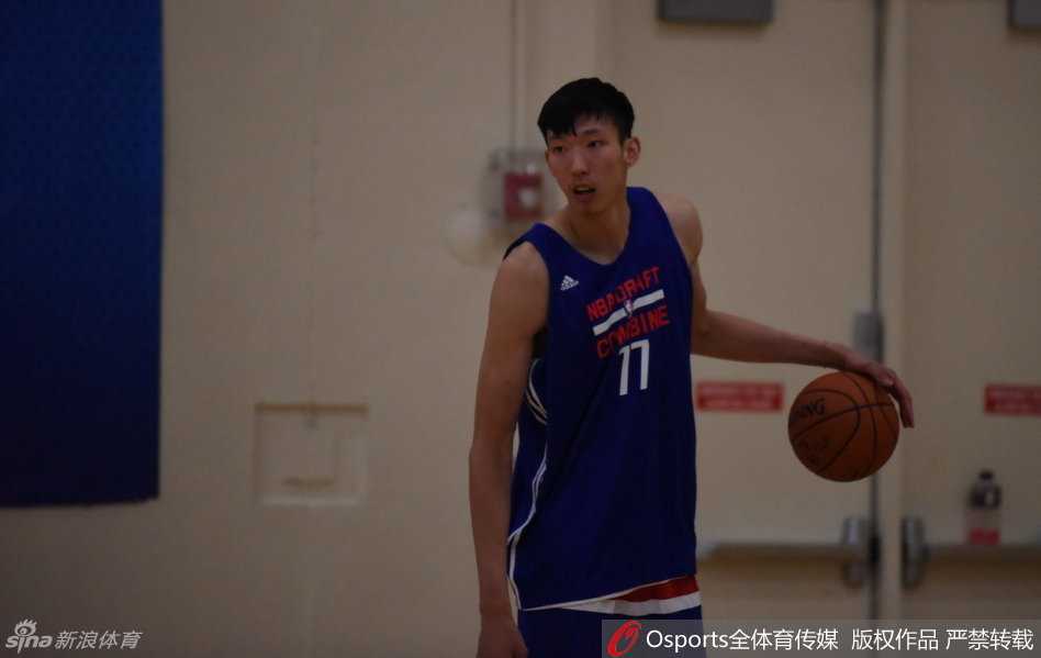 奔赴梦想之巅:周琦芝加哥联合试训全记录 周琦在无人防守的情况下轻松自如地运球推进,虽然身为大个子,但他的控球技术扎实,眼神中透露出与年龄不符的沉稳。