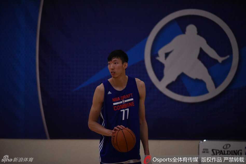 奔赴梦想之巅:周琦芝加哥联合试训全记录 在四分之三场地冲刺跑中,周琦作冲刺跑,身姿矫健,像一道移动的长城,迅捷地掠过球场的木质地板。