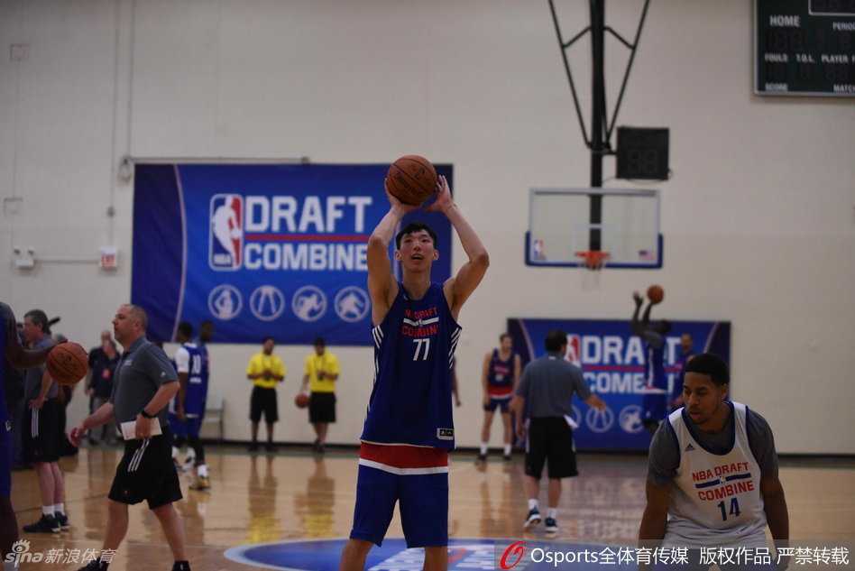 奔赴梦想之巅:周琦芝加哥联合试训全记录 周琦在测试环节中奋力起跳,他那颀长的双臂充分舒展,指尖几乎触碰到了天际,展现了令人惊叹的静态与动态天赋。