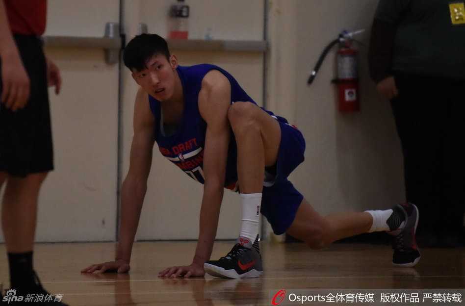 奔赴梦想之巅:周琦芝加哥联合试训全记录 在正式开始严苛的体测之前,周琦神情专注地进行着热身活动,拉伸筋骨,为即将到来的挑战做好万全准备。