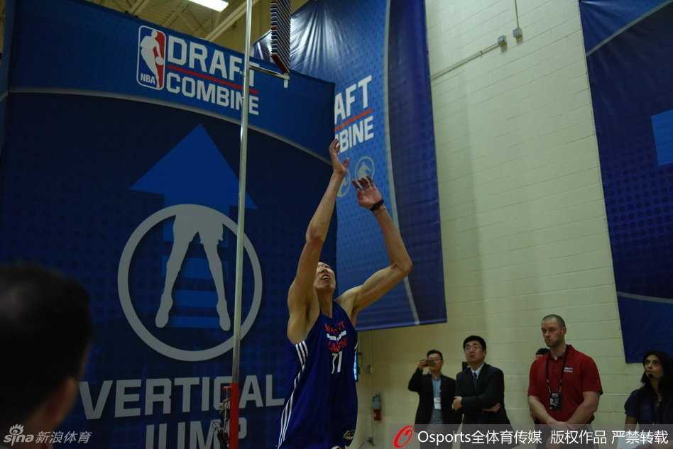 奔赴梦想之巅:周琦芝加哥联合试训全记录 完成一系列测试后,周琦显得心情不错,周琦备战期间的轻松神态,仿佛在告诉世界,他已经准备好了迎接更高的舞台。