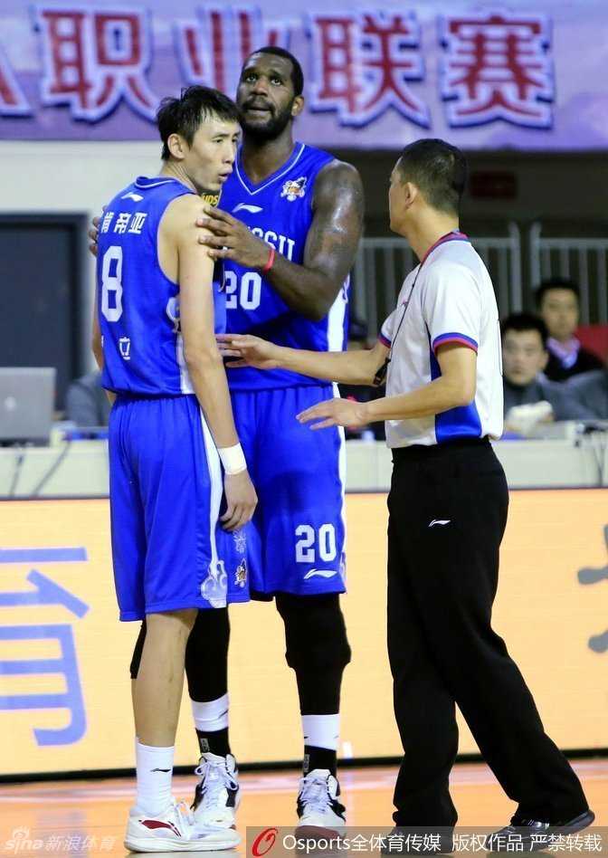 胡雪峰飞身跃起，指尖碰到皮球完成关键协防