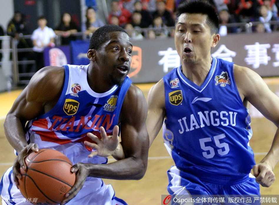 丁彦雨航在长人丛中奋力起跳，双手牢牢控制篮板球