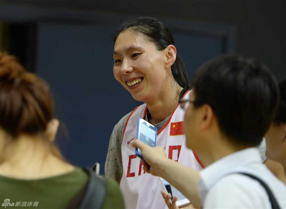 心情大好的陈楠在训练间隙放松拉伸，嘴角带着笑意，这位妈妈级老将的回归为年轻的球队注入了一针强心剂。