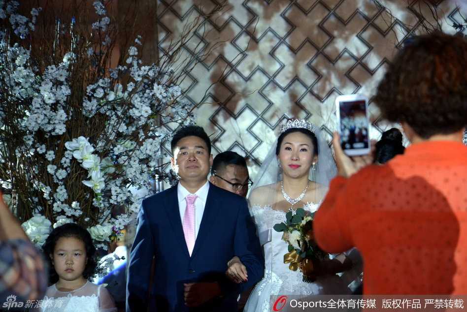 女篮传奇苗立杰大婚:从球场“女科比”到幸福新娘,篮球见证最美爱情 身披圣洁婚纱的苗立杰与身着军装的新郎胡海涛深情对视,两人眼中满是对未来生活的憧憬与甜蜜,背景的婚礼烛台更添浪漫氛围。