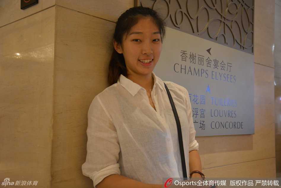 女篮传奇苗立杰大婚:从球场“女科比”到幸福新娘,篮球见证最美爱情 精心布置的婚宴桌牌上,除了娇艳的鲜花,还点缀着几个穿着迷你篮球服的小人偶,它们憨态可掬的模样仿佛是篮球小天使降临人间送祝福。