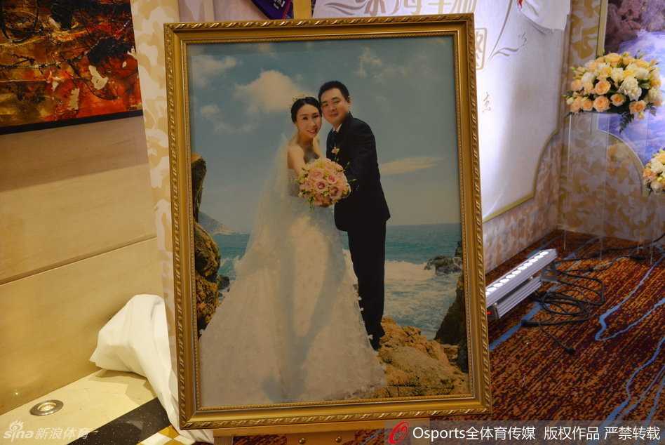 女篮传奇苗立杰大婚:从球场“女科比”到幸福新娘,篮球见证最美爱情 在婚礼合影区,苗立杰和胡海涛被一群高挑的女篮队员们簇拥在中间,大家手里拿着彩色气球,对着镜头开心比耶,画面充满了大长腿家族的欢乐与活力。