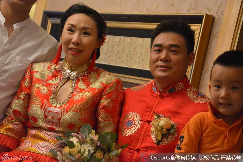 女篮传奇苗立杰大婚:从球场“女科比”到幸福新娘,篮球见证最美爱情 女篮国手许诺身穿一袭仙气十足的白色蕾丝长裙出席婚礼,她紧紧挽着身穿华丽婚纱的苗立杰,两人头靠着头,对着镜头露出闺蜜间特有的灿烂笑容。