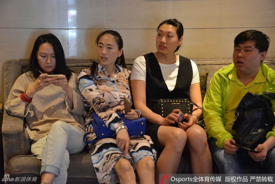 女篮传奇苗立杰大婚:从球场“女科比”到幸福新娘,篮球见证最美爱情 婚礼现场的角落里,摆放着苗立杰当年征战WNBA时穿过的萨克拉门托君主队8号球衣,这件承载着荣耀的战袍如今也来见证主人的幸福时刻。