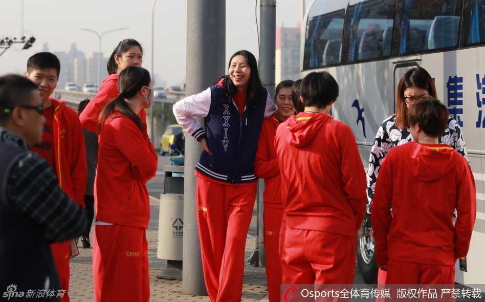 女篮出征保定,老将陈楠回归首秀惊艳,李梦鬼马精灵展露少女心 训练场边,陈楠被一群年轻队员团团围住,她微微侧身,认真地倾听着小队员的提问,眼神中满是鼓励与温柔,仿佛在说“别着急,慢慢来”。