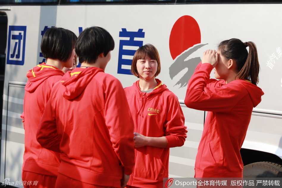 女篮出征保定,老将陈楠回归首秀惊艳,李梦鬼马精灵展露少女心 拖着沉重行李箱的李梦,依然不忘对着镜头摆出可爱的剪刀手,脸上洋溢的笑容仿佛在说“出发喽,比赛加油!”。