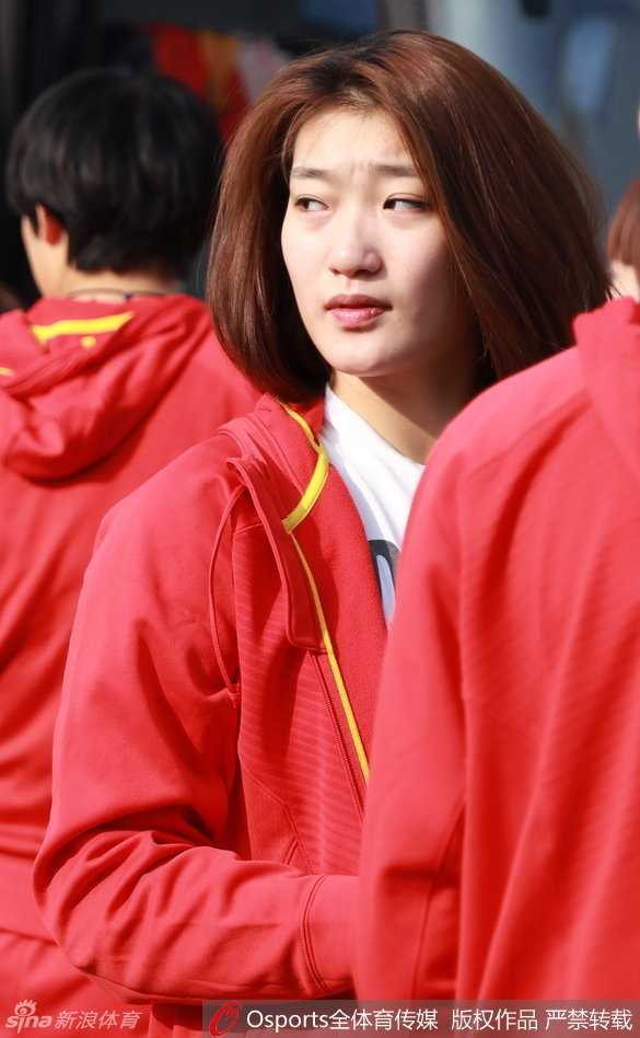 女篮出征保定,老将陈楠回归首秀惊艳,李梦鬼马精灵展露少女心 李梦双手托腮,对着镜头做出可爱的鬼脸,眼神俏皮,将属于20岁女孩的灵动与活泼展现得淋漓尽致。
