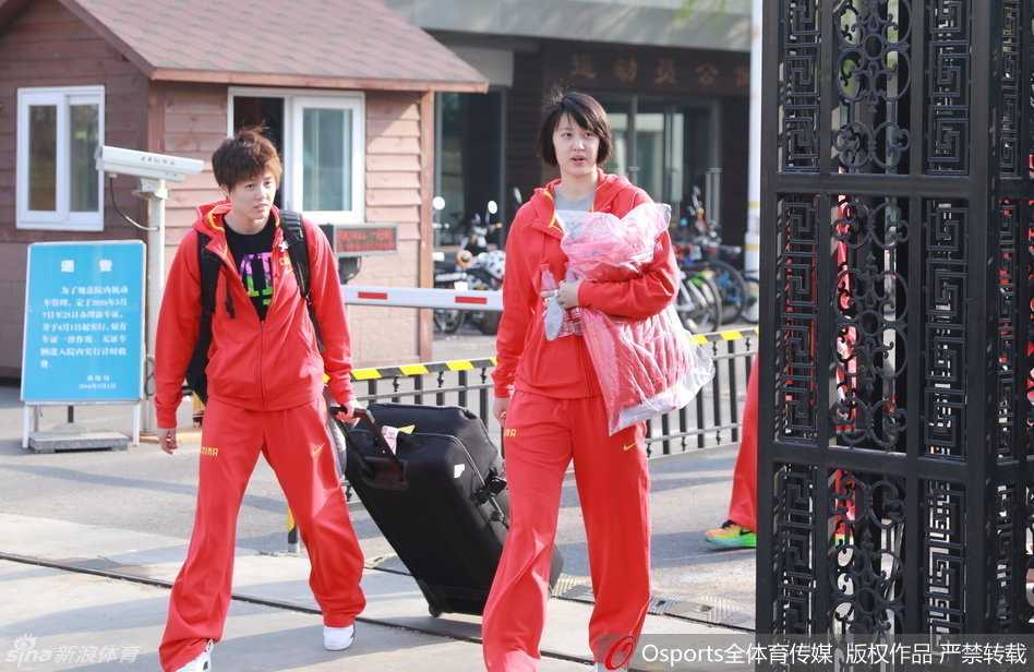 女篮出征保定,老将陈楠回归首秀惊艳,李梦鬼马精灵展露少女心 沐浴在春日的阳光下,中国女篮的姑娘们三两成群地走出酒店大门,准备登车前往训练场,每个人的脸上都洋溢着轻松自信的笑容。