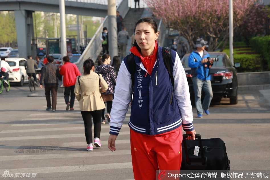 女篮出征保定,老将陈楠回归首秀惊艳,李梦鬼马精灵展露少女心 驻地楼下,即将登车的队员们聚在一起,大家穿着统一的队服,神情轻松,仿佛一次春游远足,等待着她们的将是一场激烈的热身对抗。