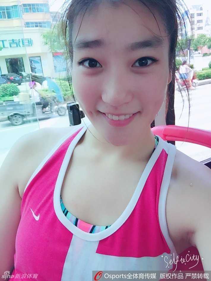 女篮勒布朗场下温柔一面,李梦清新造型定格纯真笑容 在一片绿意盎然的背景中,李梦张开双臂,闭上眼睛深吸一口气,脸上洋溢着放松而满足的治愈系微笑。