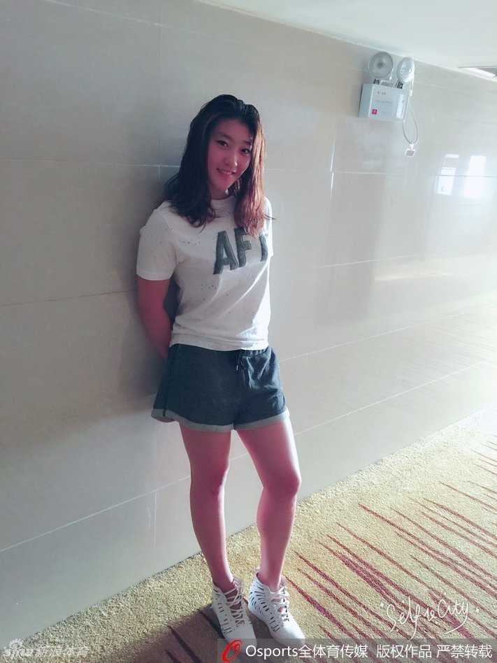 女篮勒布朗场下温柔一面,李梦清新造型定格纯真笑容 训练间隙,李梦擦去额头的汗水,对着镜头露出一个略带羞涩的笑容,汗水浸湿的刘海下是一张充满胶原蛋白的青春面庞。