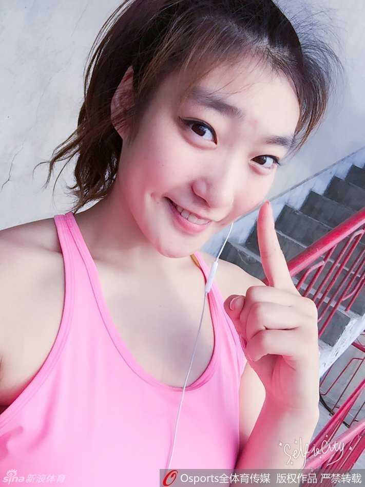 女篮勒布朗场下温柔一面,李梦清新造型定格纯真笑容 午后慵懒的光线下,李梦扎起丸子头,露出光洁的额头,她双手托腮,眼神中带着一丝对未来的憧憬与无邪。