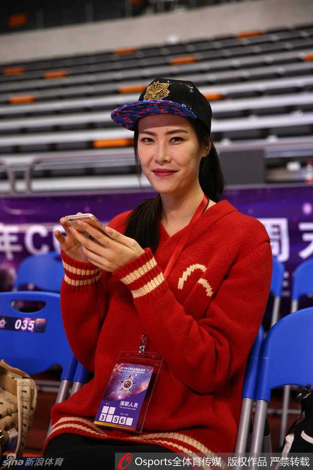 女篮名将许诺亮相全明星赛,长腿抢镜与孟达自拍获赠王治郅签名 许诺在场边露出甜蜜的微笑,心情大好,大长腿格外引人注目,整个人的状态轻松而愉悦