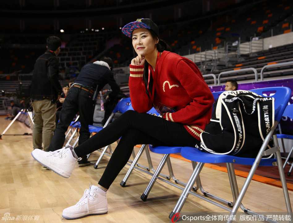 女篮名将许诺亮相全明星赛,长腿抢镜与孟达自拍获赠王治郅签名 许诺在看台上露出甜美的微笑,不经意间做出卖萌的表情,高挑的身材与甜美的气质形成迷人反差