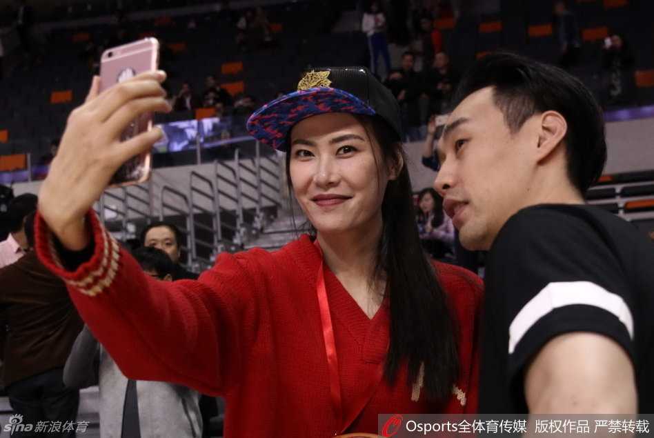 女篮名将许诺亮相全明星赛,长腿抢镜与孟达自拍获赠王治郅签名 许诺在看台上低头玩弄手机,神情专注,时而抬头观望赛场,修长的手指在手机屏幕上滑动,显得十分惬意