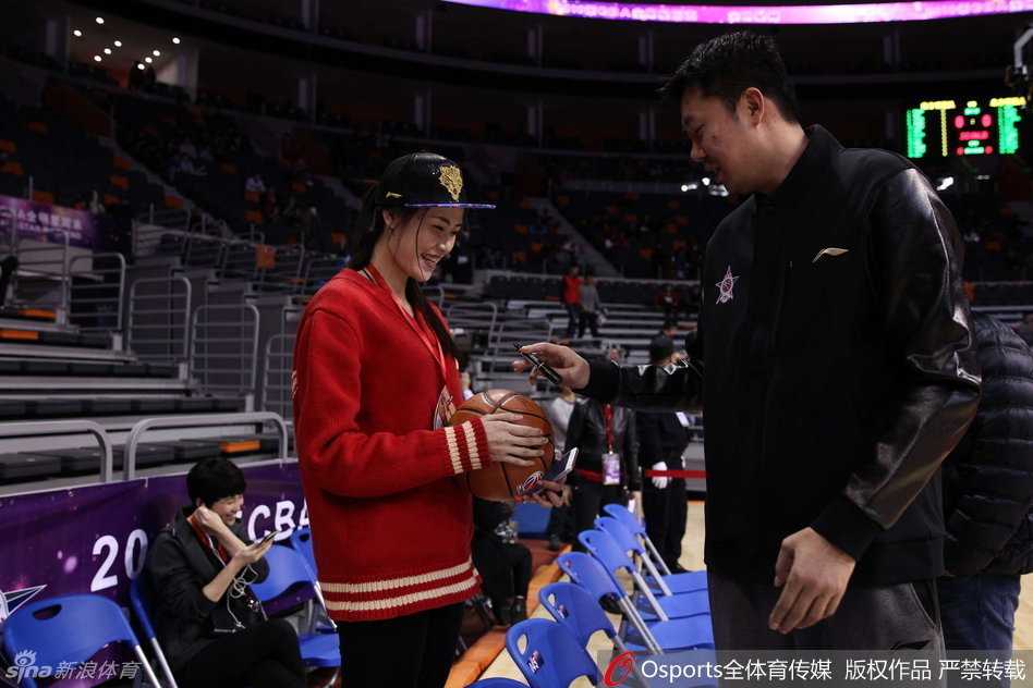 女篮名将许诺亮相全明星赛,长腿抢镜与孟达自拍获赠王治郅签名 许诺在场边与江苏男篮名宿孟达亲密自拍,两人对着镜头露出微笑,展现了昔日江苏队友间的深厚情谊