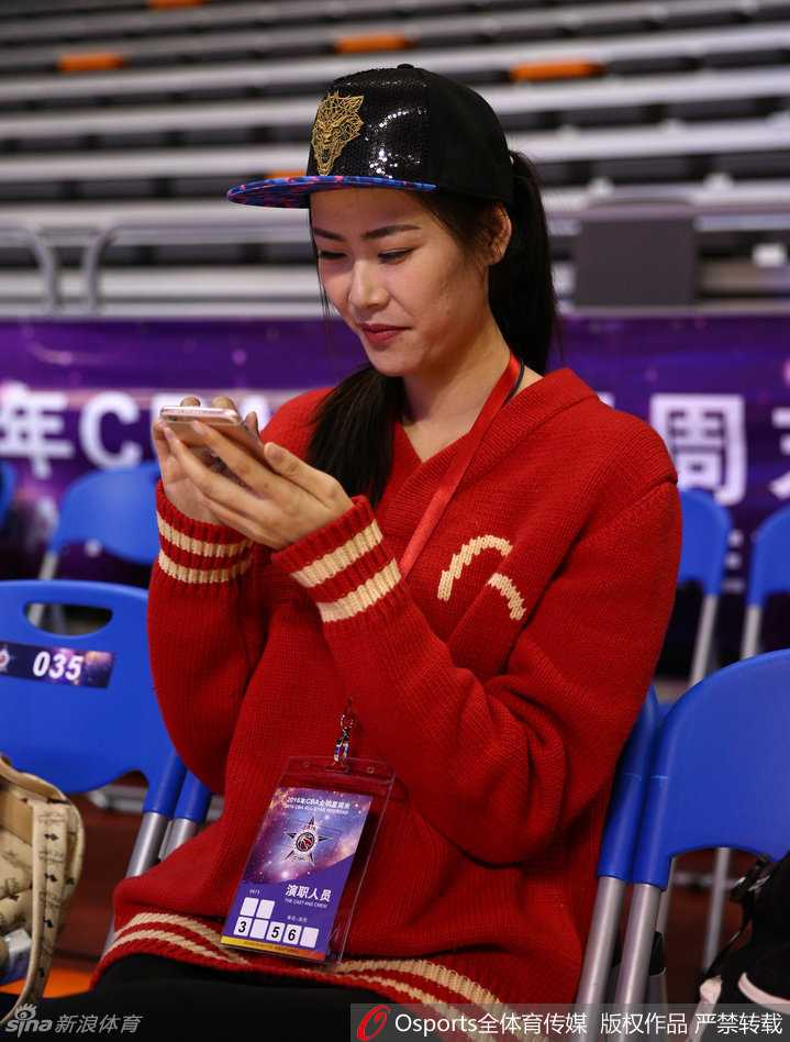 女篮名将许诺亮相全明星赛,长腿抢镜与孟达自拍获赠王治郅签名 许诺手捧获赠的王治郅签名篮球,面对镜头露出惊喜而满足的甜蜜微笑,难掩心中的兴奋之情