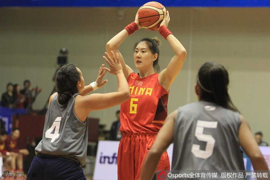女篮富阳奏凯歌 高位策应显神通 女篮高塔高位持球,目光如炬洞察全场