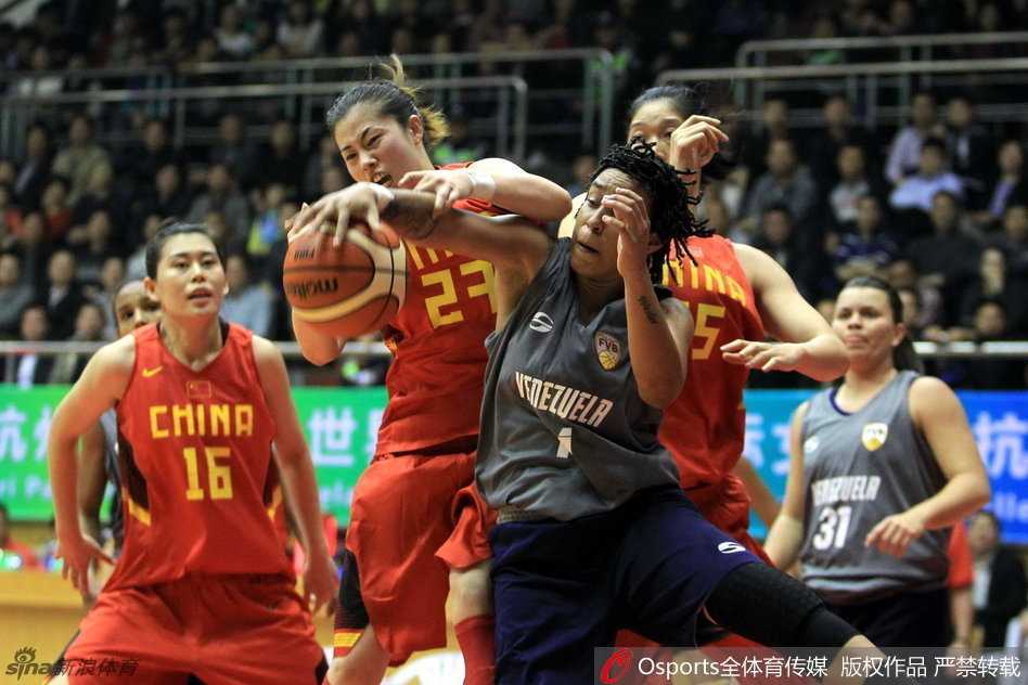 女篮富阳奏凯歌 高位策应显神通 女篮悍将飞身倒地,舍命拼抢地板球权