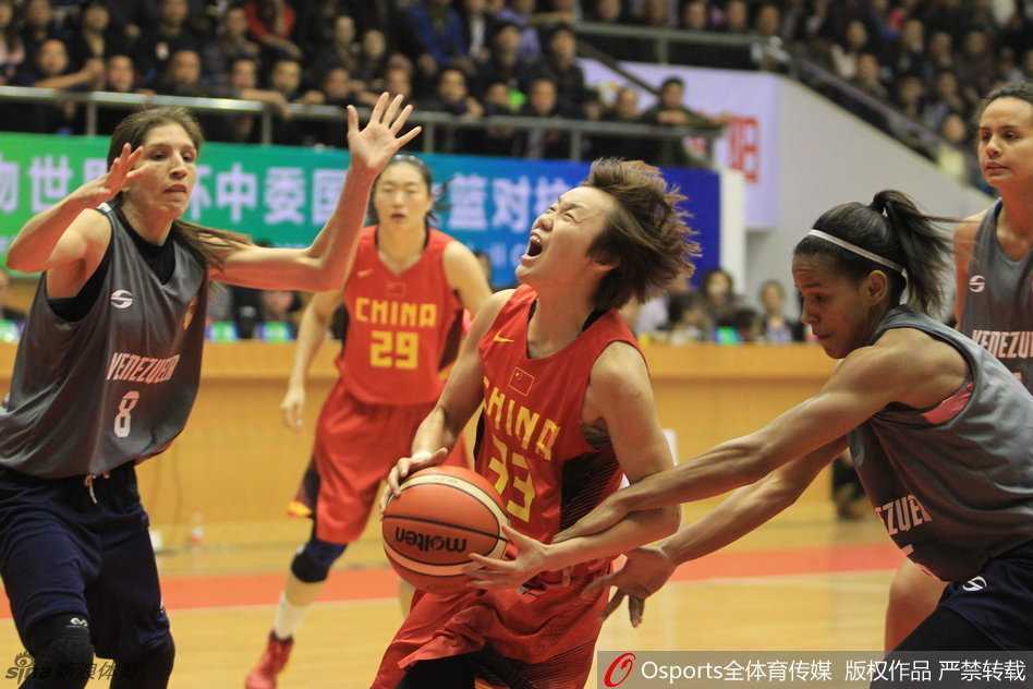 女篮富阳奏凯歌 高位策应显神通 女篮射手果断出手,篮球划出优美弧线