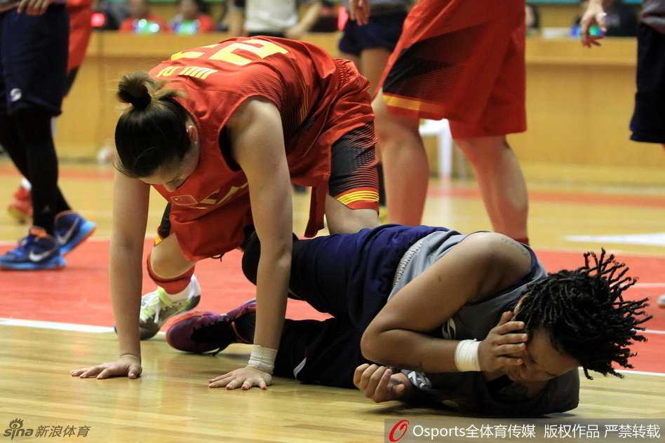 女篮富阳奏凯歌 高位策应显神通 内线屏障腾空而起,排球大帽扇飞对手