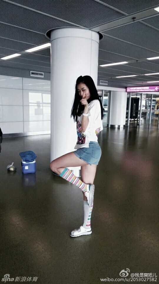 赵爽在绿茵场上突然转身回眸，眼神中带着俏皮的挑衅，仿佛在对镜头说着那句经典的“你瞅啥”，修长的身材在阳光下格外耀眼。